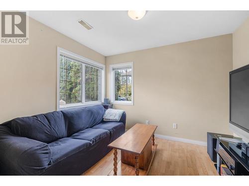 822 Raymer Road, Kelowna, BC - Indoor Photo Showing Living Room