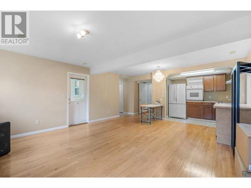 822 Raymer Road, Kelowna, BC - Indoor Photo Showing Kitchen