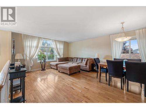 822 Raymer Road, Kelowna, BC - Indoor Photo Showing Living Room