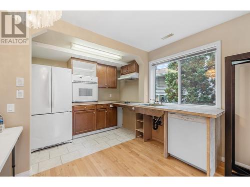 822 Raymer Road, Kelowna, BC - Indoor Photo Showing Kitchen