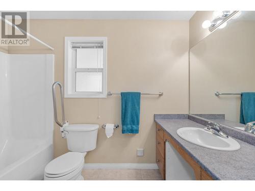 822 Raymer Road, Kelowna, BC - Indoor Photo Showing Bathroom