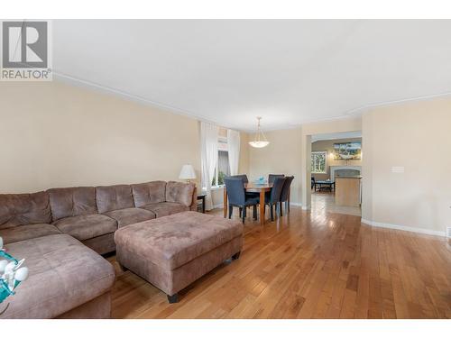 822 Raymer Road, Kelowna, BC - Indoor Photo Showing Living Room