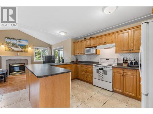 822 Raymer Road, Kelowna, BC - Indoor Photo Showing Kitchen With Double Sink