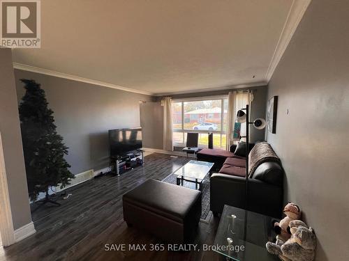 40 Ashwood Crescent, Brampton, ON - Indoor Photo Showing Living Room