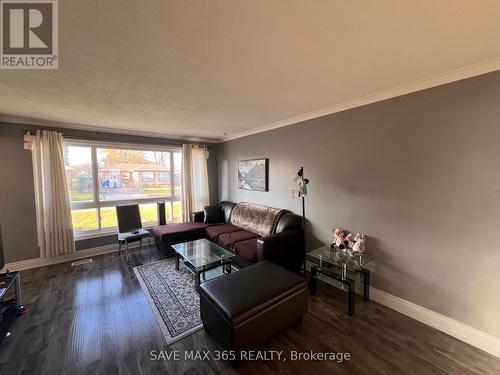 40 Ashwood Crescent, Brampton, ON - Indoor Photo Showing Living Room