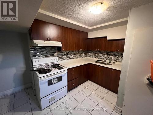 40 Ashwood Crescent, Brampton, ON - Indoor Photo Showing Kitchen With Double Sink