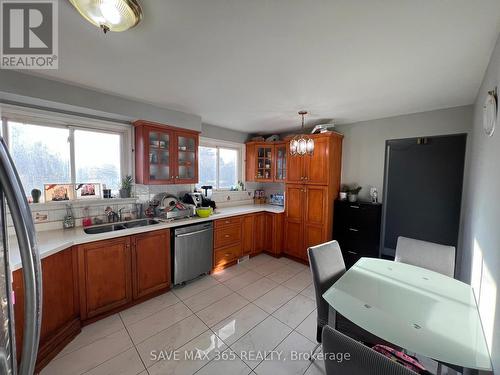 40 Ashwood Crescent, Brampton, ON - Indoor Photo Showing Kitchen With Double Sink