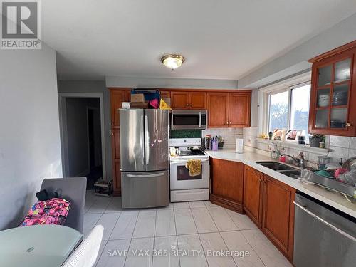 40 Ashwood Crescent, Brampton, ON - Indoor Photo Showing Kitchen With Double Sink