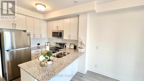 334 - 128 Grovewood Common, Oakville, ON - Indoor Photo Showing Kitchen With Double Sink With Upgraded Kitchen