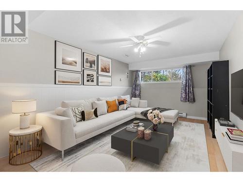 1350 Maple Road, Kelowna, BC - Indoor Photo Showing Living Room