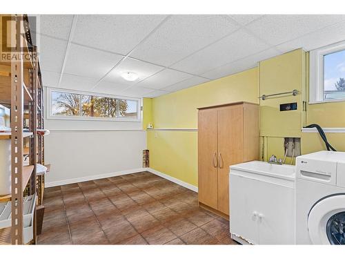 1350 Maple Road, Kelowna, BC - Indoor Photo Showing Laundry Room