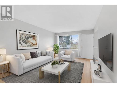 1350 Maple Road, Kelowna, BC - Indoor Photo Showing Living Room