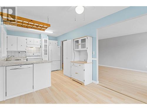 1350 Maple Road, Kelowna, BC - Indoor Photo Showing Kitchen