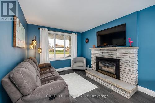 961 Curtis Crescent, Cobourg, ON - Indoor Photo Showing Living Room With Fireplace