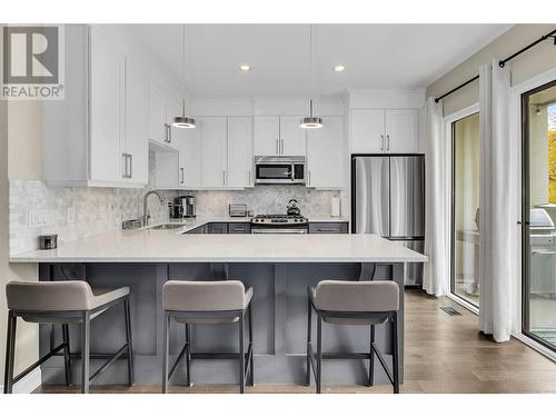 625 Fuller Avenue, Kelowna, BC - Indoor Photo Showing Kitchen With Upgraded Kitchen