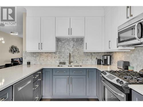 625 Fuller Avenue, Kelowna, BC - Indoor Photo Showing Kitchen With Double Sink With Upgraded Kitchen