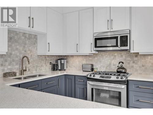 625 Fuller Avenue, Kelowna, BC - Indoor Photo Showing Kitchen With Double Sink With Upgraded Kitchen