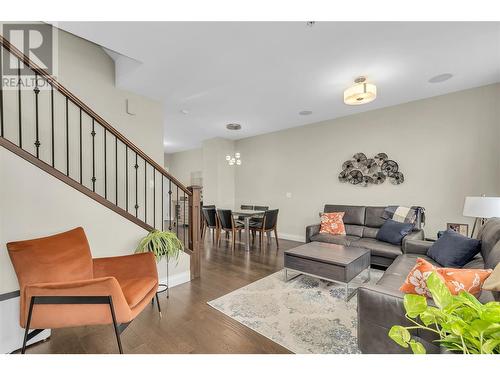 625 Fuller Avenue, Kelowna, BC - Indoor Photo Showing Living Room