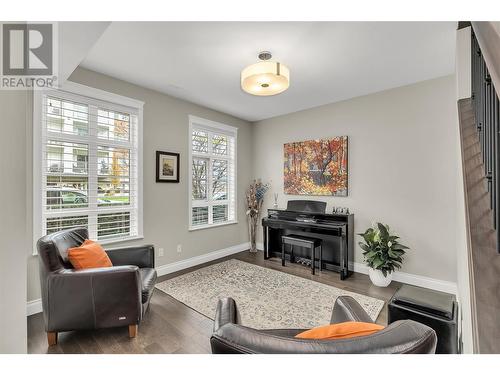 625 Fuller Avenue, Kelowna, BC - Indoor Photo Showing Living Room