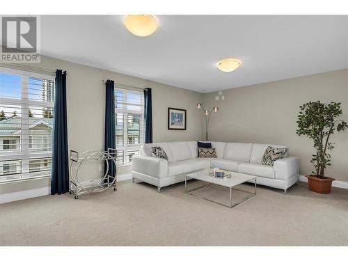 625 Fuller Avenue, Kelowna, BC - Indoor Photo Showing Living Room