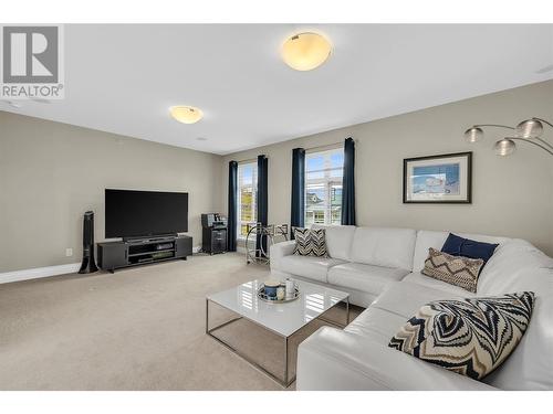 625 Fuller Avenue, Kelowna, BC - Indoor Photo Showing Living Room