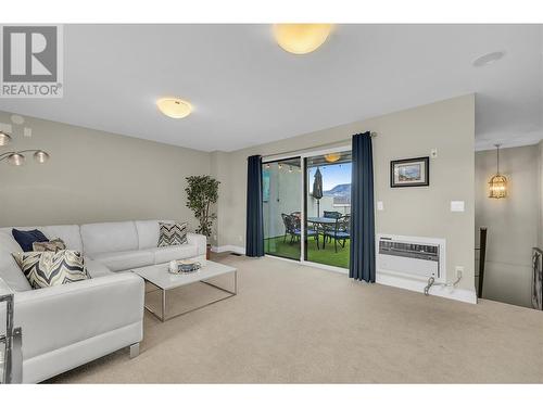 625 Fuller Avenue, Kelowna, BC - Indoor Photo Showing Living Room