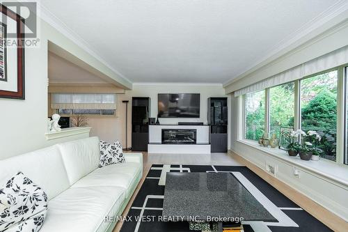 3 Humber Ridge Drive, Toronto, ON - Indoor Photo Showing Living Room