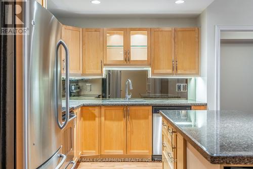 611 - 399 Elizabeth Street, Burlington, ON - Indoor Photo Showing Kitchen