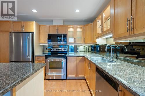 611 - 399 Elizabeth Street, Burlington, ON - Indoor Photo Showing Kitchen With Double Sink