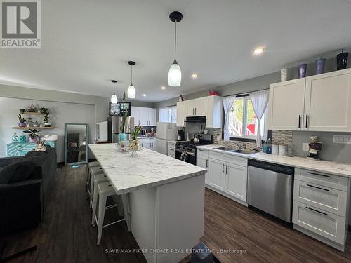 19311 Gore Road, Chatham-Kent, ON - Indoor Photo Showing Kitchen With Double Sink With Upgraded Kitchen