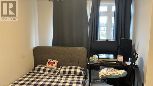 215 Provident Way, Hamilton, ON - Indoor Photo Showing Bedroom