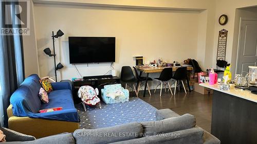 215 Provident Way, Hamilton, ON - Indoor Photo Showing Living Room