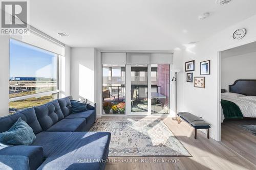 621 - 8 Tippett Road, Toronto, ON - Indoor Photo Showing Living Room