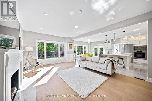 151 Highland Crescent, Toronto, ON - Indoor Photo Showing Living Room