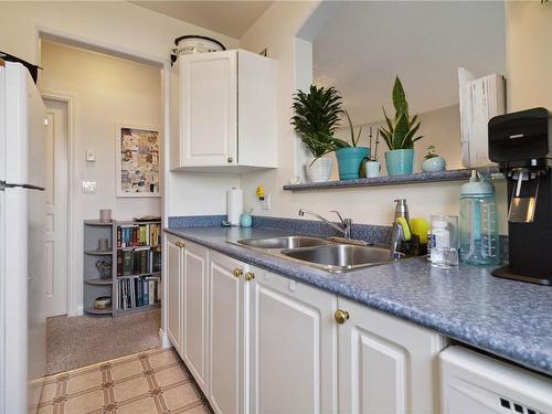 405-2310 Trent St, Victoria, BC - Indoor Photo Showing Kitchen With Double Sink