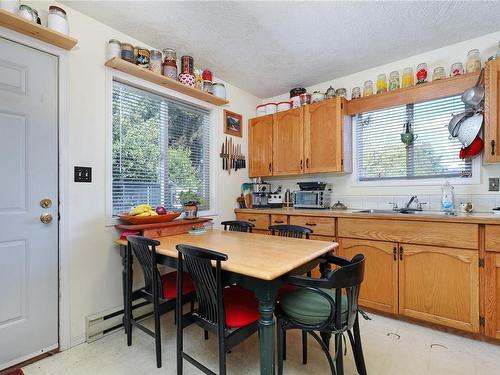 455 3Rd St, Courtenay, BC - Indoor Photo Showing Kitchen With Double Sink