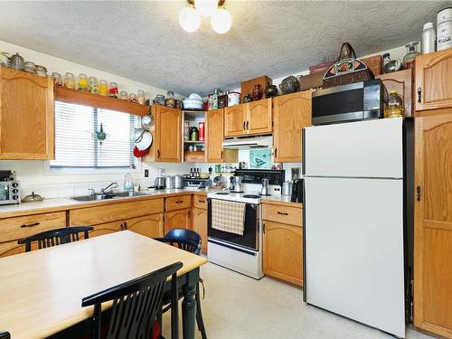 455 3Rd St, Courtenay, BC - Indoor Photo Showing Kitchen With Double Sink