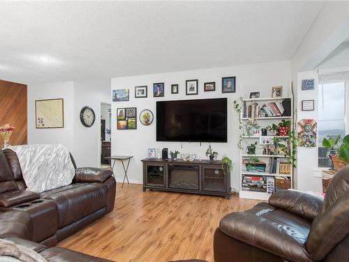 303-501 9Th Ave, Campbell River, BC - Indoor Photo Showing Living Room