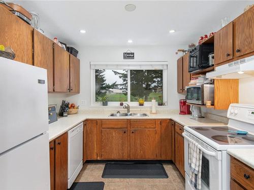 303-501 9Th Ave, Campbell River, BC - Indoor Photo Showing Kitchen With Double Sink