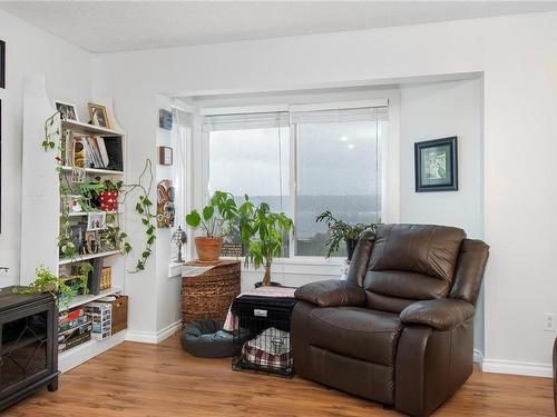 303-501 9Th Ave, Campbell River, BC - Indoor Photo Showing Living Room With Fireplace