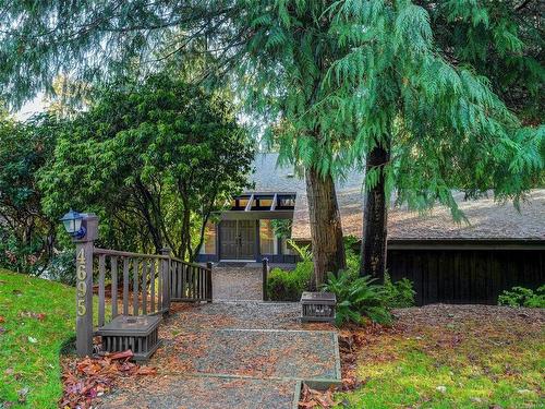 4695 Hillwood Rd, Saanich, BC 