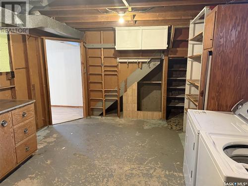 1332 6Th Avenue Nw, Moose Jaw, SK - Indoor Photo Showing Laundry Room