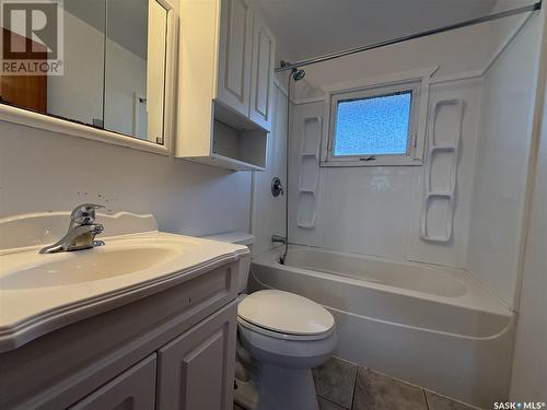 1332 6Th Avenue Nw, Moose Jaw, SK - Indoor Photo Showing Bathroom