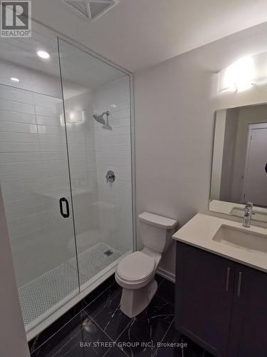 10 - 26 Lytham Green Circle, Newmarket, ON - Indoor Photo Showing Bathroom