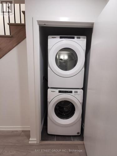 10 - 26 Lytham Green Circle, Newmarket, ON - Indoor Photo Showing Laundry Room