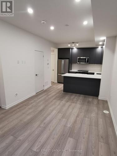 10 - 26 Lytham Green Circle, Newmarket, ON - Indoor Photo Showing Kitchen