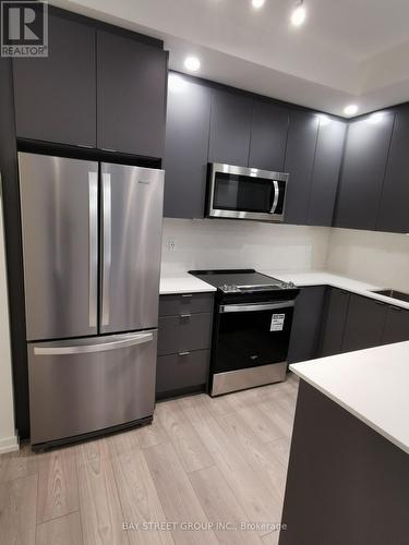 10 - 26 Lytham Green Circle, Newmarket, ON - Indoor Photo Showing Kitchen