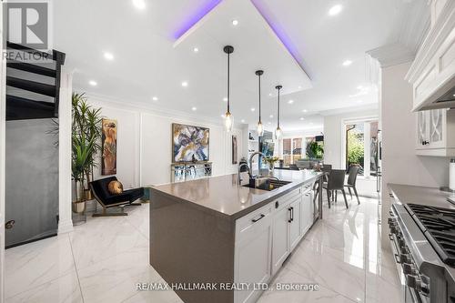 37 Copperstone Crescent, Richmond Hill, ON - Indoor Photo Showing Kitchen With Upgraded Kitchen