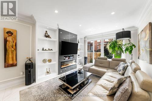 37 Copperstone Crescent, Richmond Hill, ON - Indoor Photo Showing Living Room