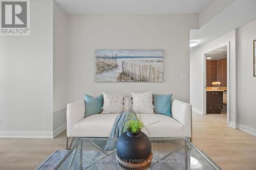 1901 - 60 Absolute Avenue, Mississauga, ON - Indoor Photo Showing Living Room